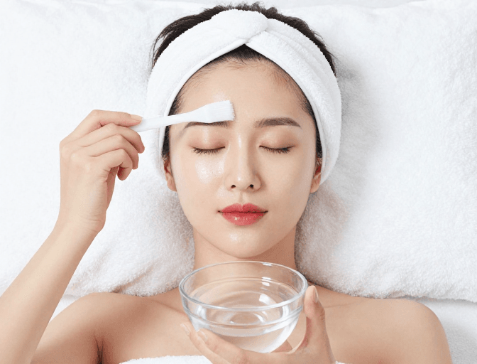 白色毛巾背景素材：专业面部护理：自然水润护肤体验