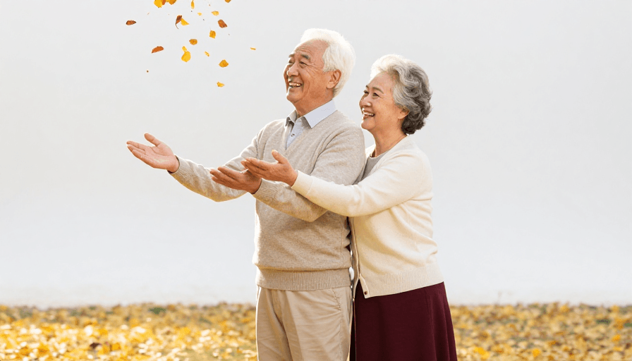 养老宣传素材：金秋相拥：亚洲夫妇落叶欢愉的温情瞬间