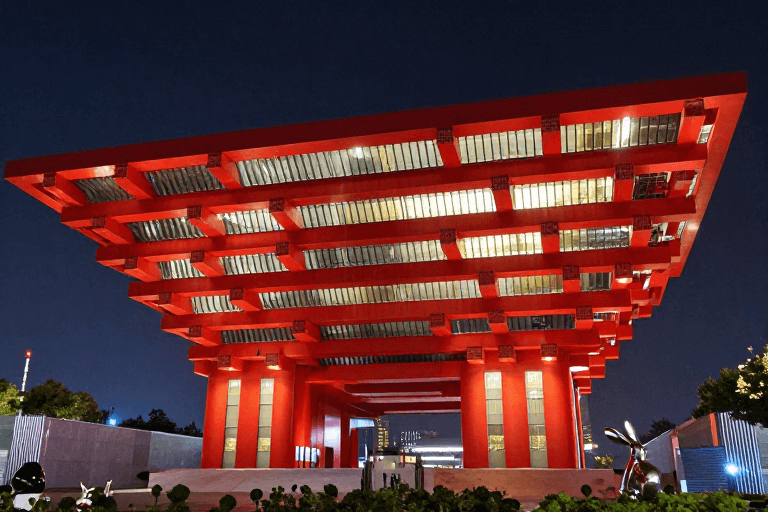 建筑美学素材：中国馆夜景：红色斗拱在光影中闪耀
