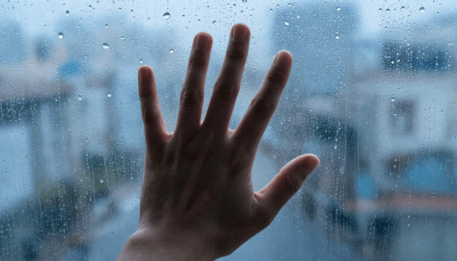 冷色调素材：冷蓝光影下的指尖触碰：透明水珠折射的情绪瞬间