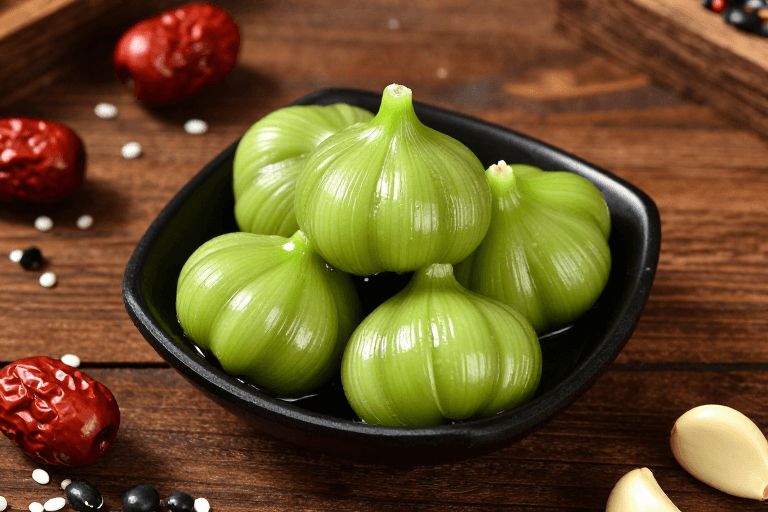 食材展示素材：翠绿糖蒜诱人特写：暖棕色调美食摄影