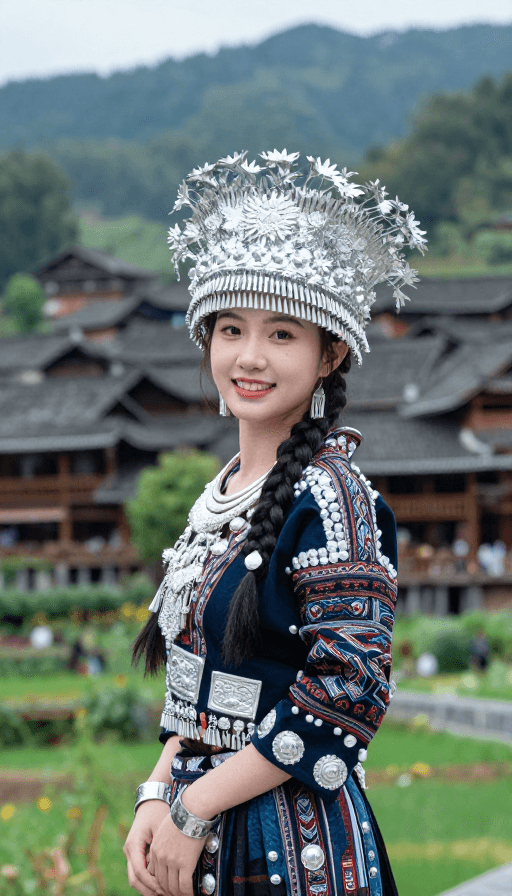 苗族文化素材：苗族银饰少女微笑写真