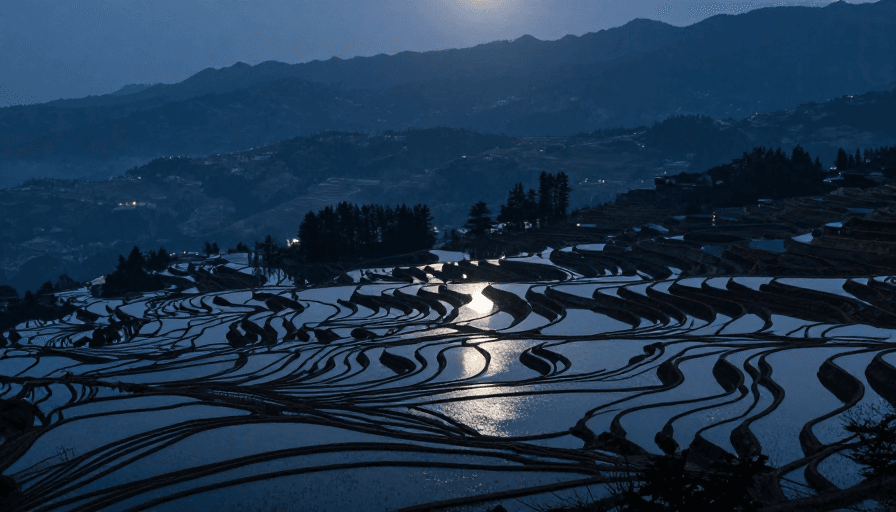夜景风光素材：月夜梯田：冷调层叠山水与月光倒影的静谧夜景