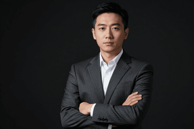 企业形象素材：商务风范：沉稳自信的亚洲男士企业宣传人像