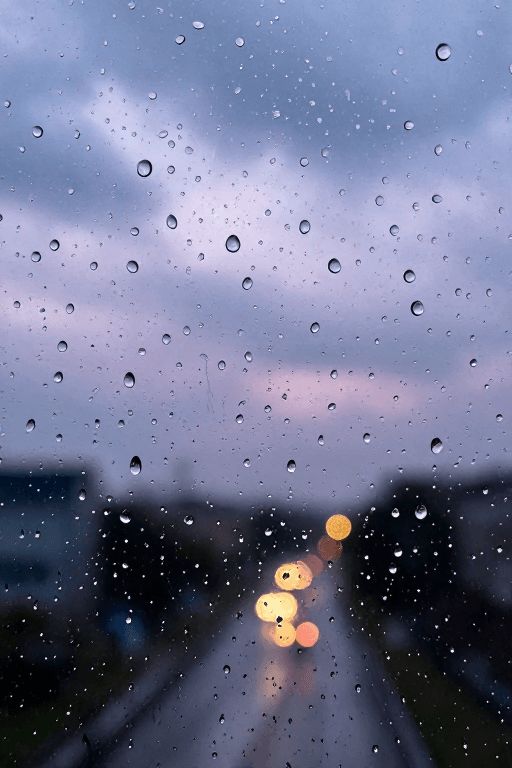 情感氛围素材：暮色雨窗：冷调光影中的城市微距诗意