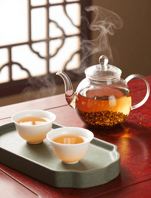 玻璃器皿素材：古朴茶席：剔透玻璃壶盛苦荞茶，暖光轻抚古典韵味