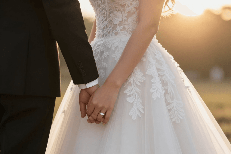 婚礼宣传素材：金婚浪漫：婚纱与西装的深情瞬间