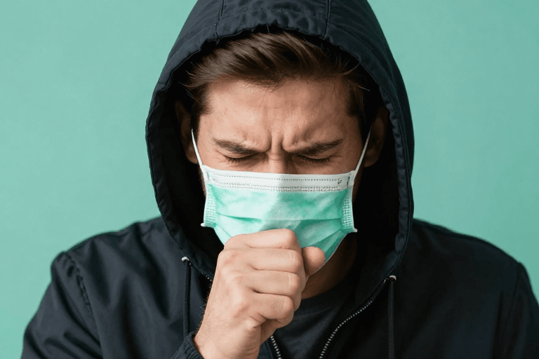 公共卫生宣传素材：戴口罩咳嗽者的痛苦警示——高清公益摄影