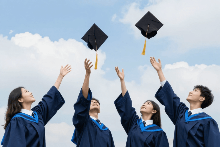 学生活动素材：青春绽放：毕业生抛帽庆功瞬间