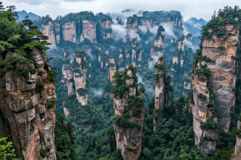 云雾景观素材：张家界砂岩峰林：云雾缭绕的自然秘境
