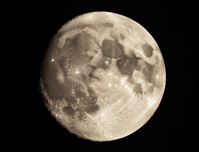 宇宙背景素材：高清弦月特写：月球地貌光影艺术实拍