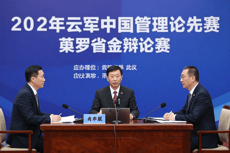 专业氛围素材：激烈辩论现场：观点碰撞与思维交锋的瞬间