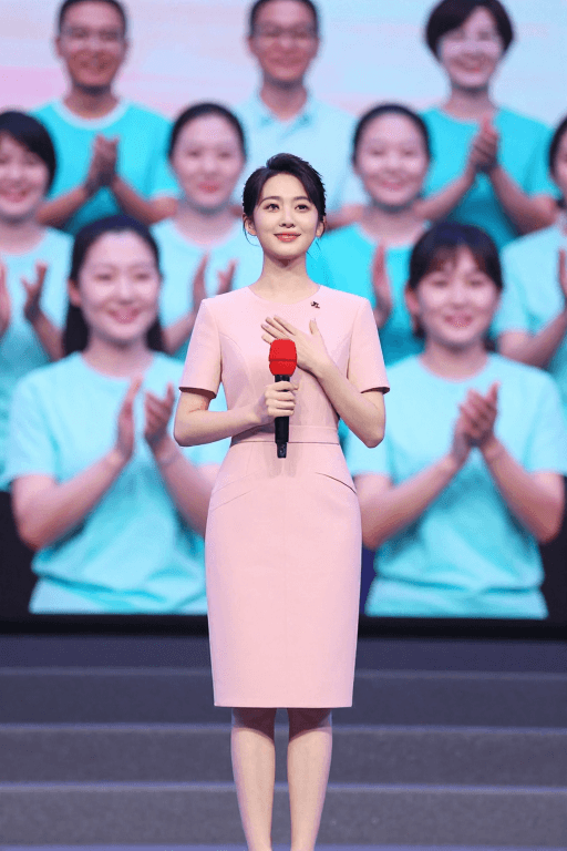 浅粉色连衣裙素材：优雅主持人的舞台风采：温暖专业形象