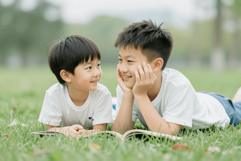 户外活动素材：快乐童年：重温纯真时光的温馨瞬间