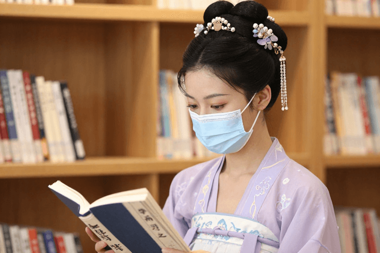 汉服素材：汉服书香韵：暖光下的文化传承与阅读之美