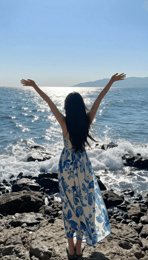 海边礁石素材：金辉漫卷·山海间的自由背影