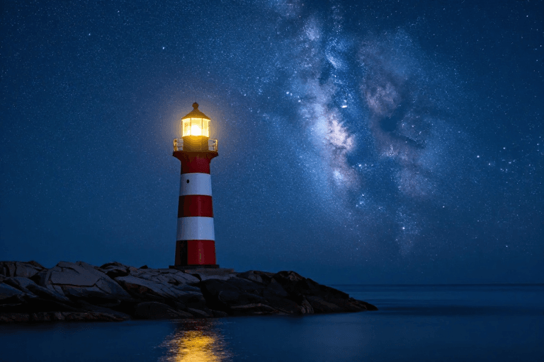 冷蓝色调素材：星夜灯塔：红白条纹照亮深蓝海岸