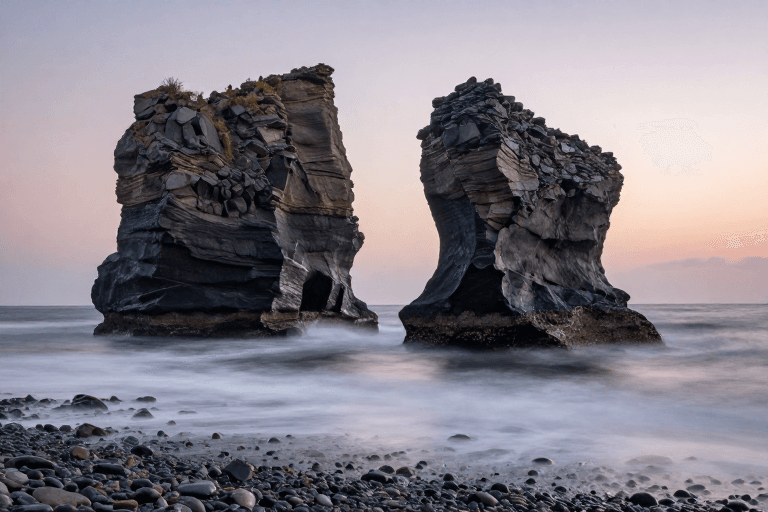 冷调氛围素材：黄昏海蚀岩柱的静谧之美