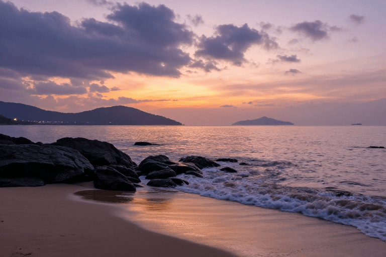 城市夜景素材：日落海岸：紫霞金辉下的宁静海滩