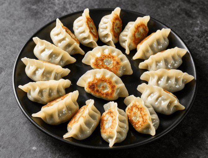 暖色调构图素材：黄金焦脆十八煎饺：高端美食摄影展示