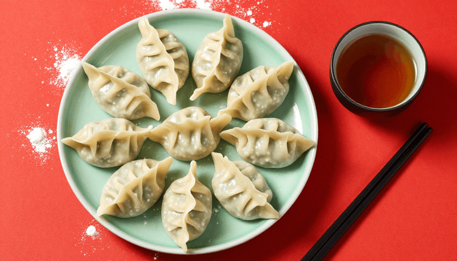 暖红色调素材：春节限定：青瓷盘中的手工褶皱饺子盛宴