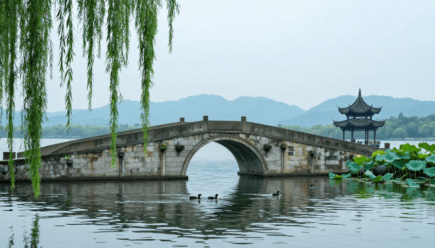 湖面风光素材：古韵桥影：中式石拱桥的静谧湖景