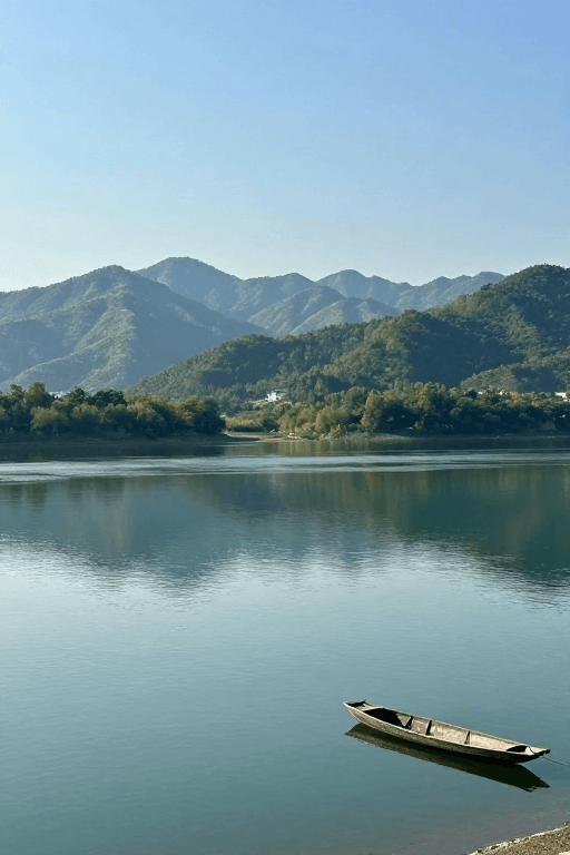山水画素材：远山江景水墨画卷，一叶扁舟静泊