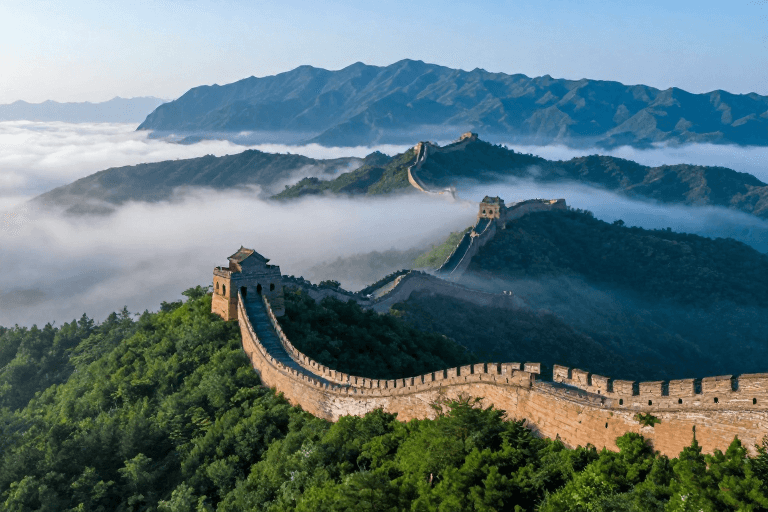 自然风光摄影素材：晨曦云雾长城：翠岭叠峦间的冷调诗意