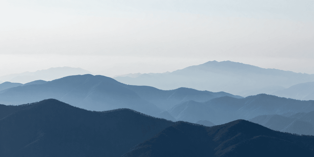 现代摄影素材：静谧蓝调层叠山峦：东方韵味的现代意境