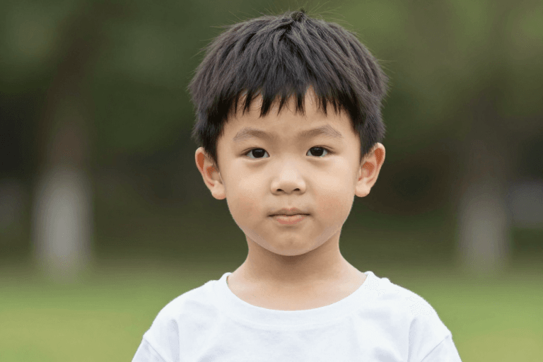 宣传素材素材：纯真的童心：活力少年的快乐瞬间