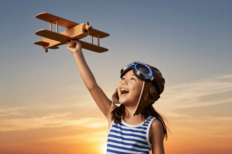 飞行主题素材：金辉夕阳下笑逐颜开的飞行少女