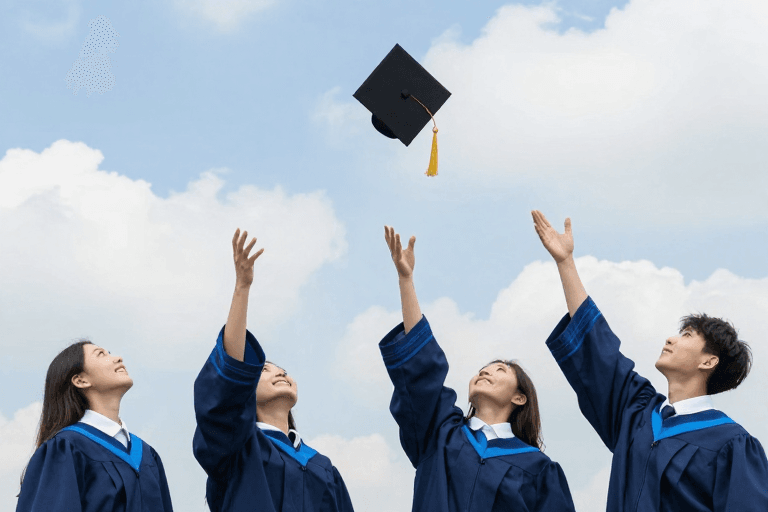 自然光场景素材：深蓝学士服下的青春飞扬：毕业生抛帽庆典