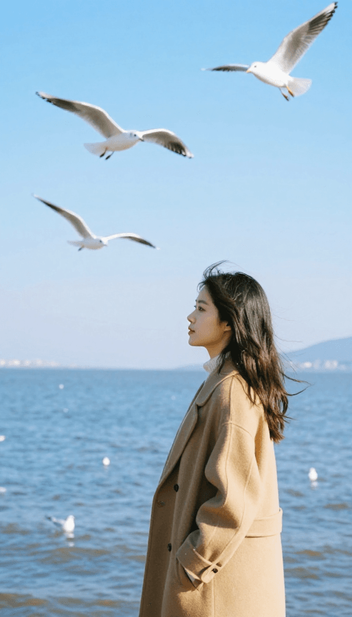 社交媒体头像素材：海畔少女：海鸥与大衣的文艺瞬间