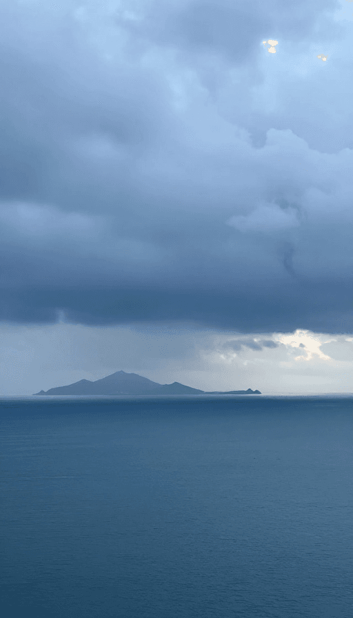 真实拍摄素材：雨后大海神秘海市蜃楼实景