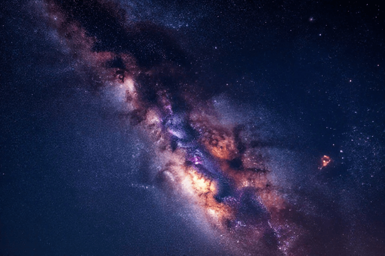 高对比度素材：璀璨银河：紫橙星尘交织的深邃宇宙夜景