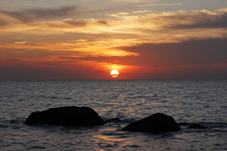 旅游宣传素材：橙红夕阳静照海平线，自然逆光摄影杰作