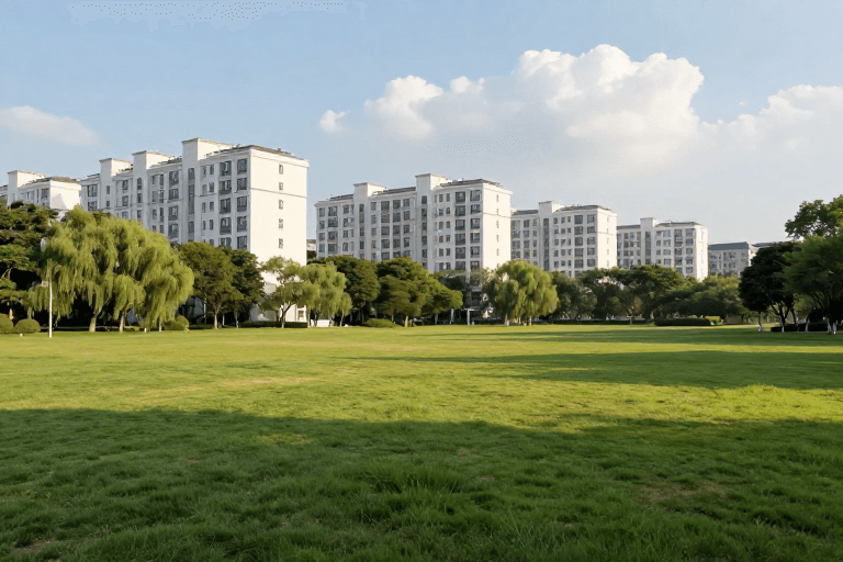 城市景观素材：翠绿草坪与高层住宅的都市自然光影