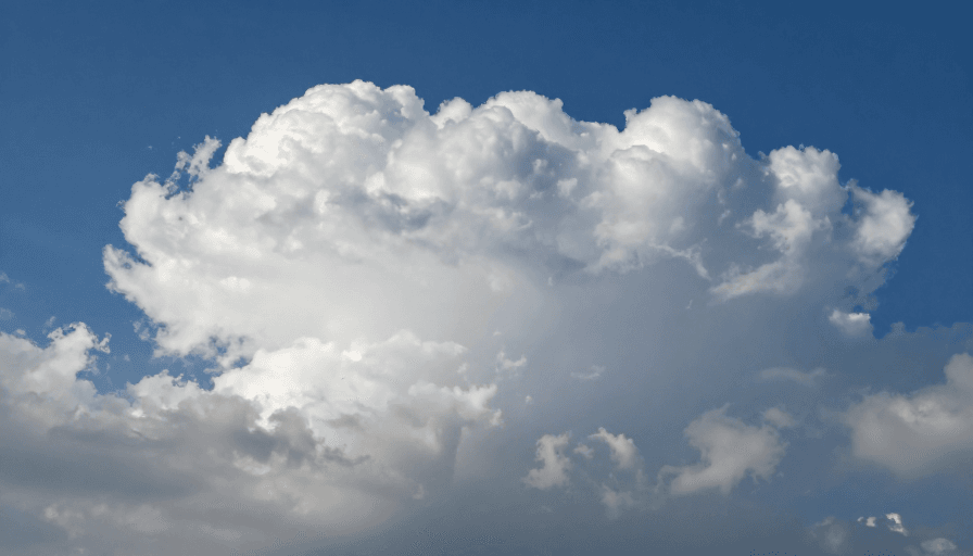 积雨云素材：积雨云翻涌深蓝天空，光影交织的自然摄影