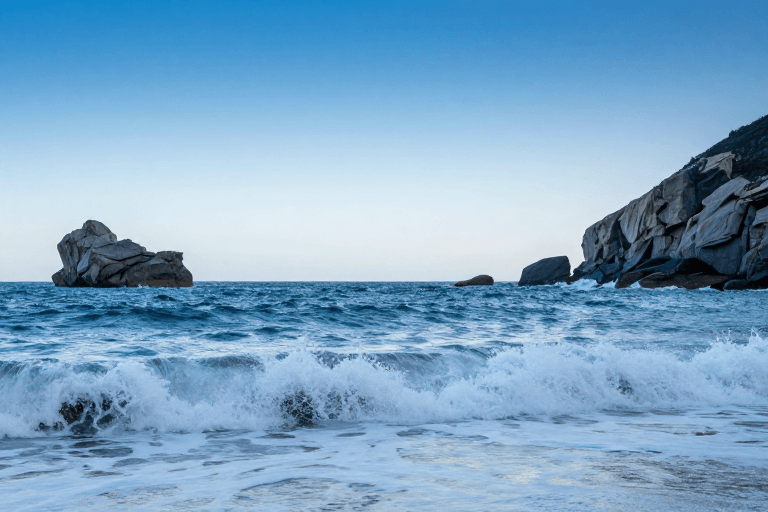 冷色调素材：海浪拍岸：冷调海景的对称之美