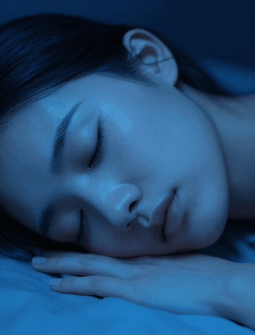 面部特写素材：钴蓝光影下的静谧美：熟睡女子的面部特写