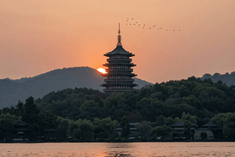 古风建筑素材：雷峰塔夕阳金辉：高清实景摄影展现古塔韵味