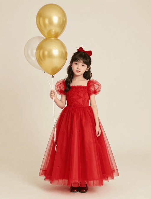 生日写真素材：金球映衬红纱裙，小女孩生日写真璀璨如童话