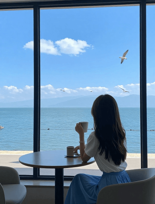 海景素材：静谧海景：窗前女子凝望大海的诗意瞬间