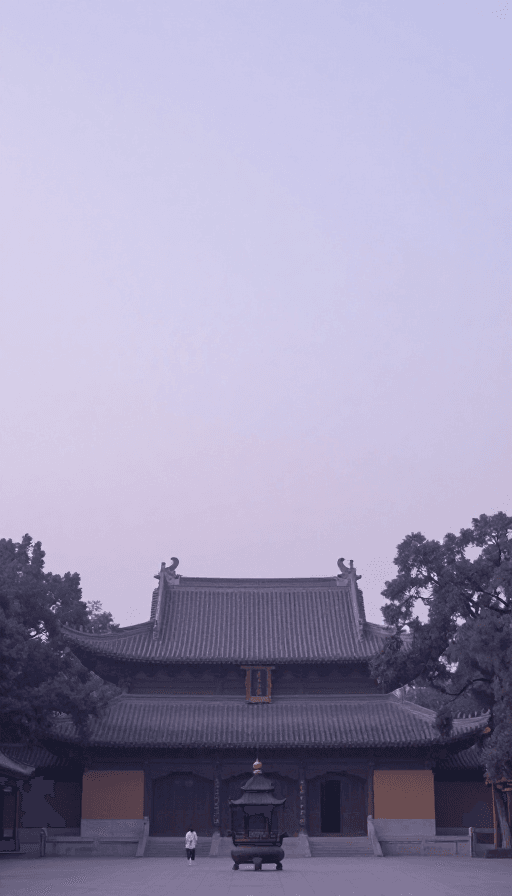 低多边形风格素材：紫灰禅隐·极简朦胧寺影人像