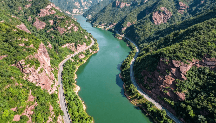 青绿峡谷盘山公路实拍，自然光影尽显生态之美
