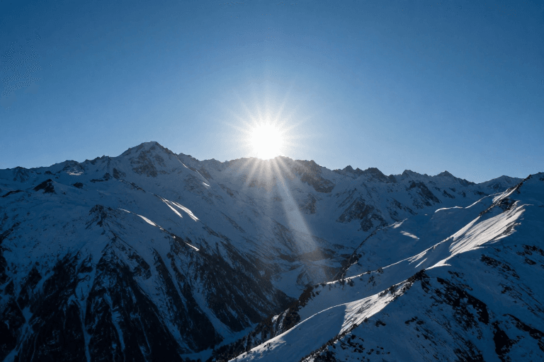 雪山风光素材：雪峰剪影逆光星芒下的冷调高清摄影