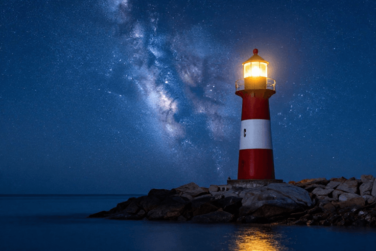冷暖对比素材：红白灯塔映星河：冷蓝暖光海岸夜景摄影