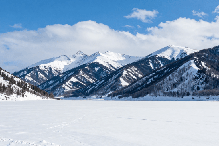 自然日光素材：雪域奇观：纯净雪山与广袤雪原的极致风光