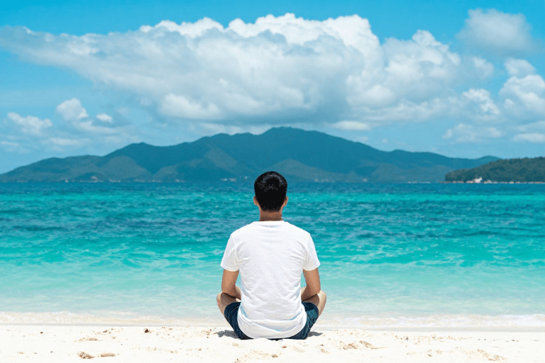 青蓝色调素材：碧海蓝天下的沉思：亚洲男子背影摄影