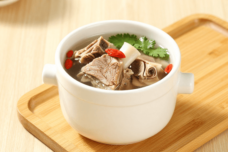 暖光照明素材：暖光清炖羊肉汤摄影：陶瓷盅盛鲜香
